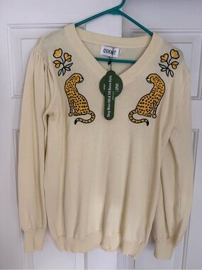 OXKNT Cream V-Neck Sweater with Yellow Leopard Appliqués